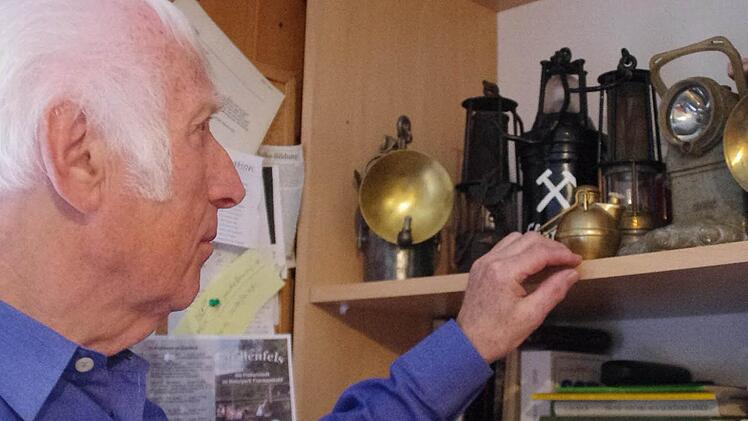 "Ich schreibe nicht nur über die Geschichte, sondern lebe mit ihr", betont Gerd Fleischmann. Viele kleine Schätze wie diese Grubenlampen finden sich in seinen vier Wänden. Fotos: Marco Meißner