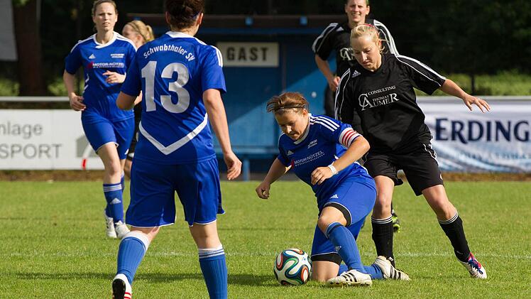 Im Spiel um Platz 3 behielten die Schwabthalerinnen (blaue Trikots) gegen Eintracht Bayreuth mit 1:0 die Oberhand. Foto:_ Heinrich Weiß