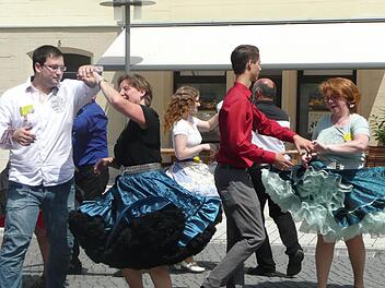Hier tanzen die "Castle Twirlers Coburg" auf dem Albertsplatz. Foto: privat