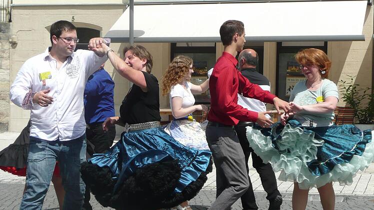 Hier tanzen die "Castle Twirlers Coburg" auf dem Albertsplatz. Foto: privat