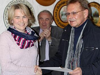 Bürgermeister Wolfgang Beiergrößlein gratulierte Claudia Wellach zur Wahl der neuen Ortssprecherin von Vogtendorf. Im Hintergrund Stadtrat Heinz Hausmann.  Foto: Michael Wunder
