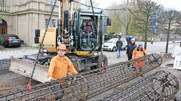Die zehn Meter langen Stahl-Körbe werden noch in dieser Woche unter den Gehweg zwischen Ludwigstraße und Rosengarten einbetoniert.  Foto: Ruppert