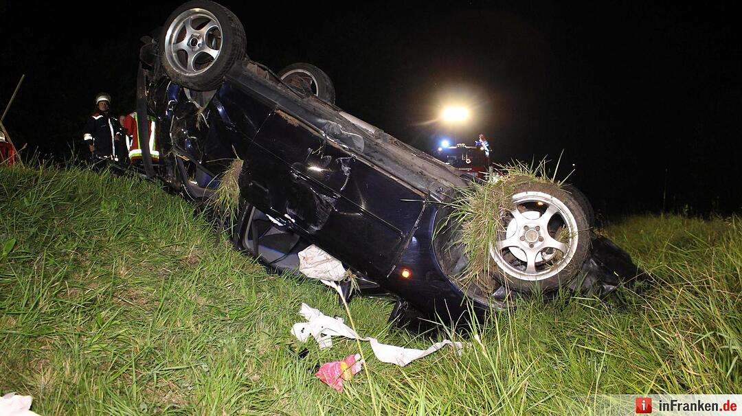 Pkw landet nach Überschlag auf Dach - Insassen kamen mit leichten Verletzungen davon