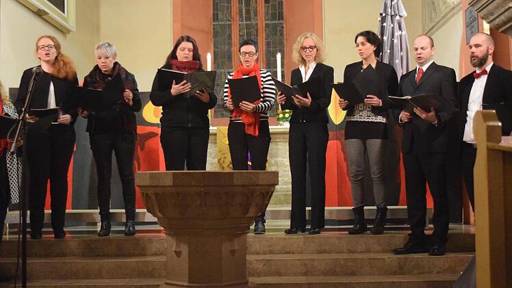 Auch die Lehrer bringen sich mit ein: der Lehrerchor mit "Christmas Lullaby". Foto: Daniela Pondelicek