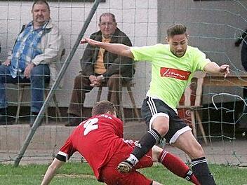 Die treuen Fans des TSV Meeder waren zufrieden mit dem Einsatz ihrer "Roten". Der SC Sylvia Ebersdorf wurde mit 2:0 nach Hause geschickt. In dieser Szene klärt ein Meederer Verteidiger in höchster Not.