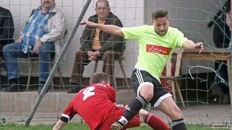 Die treuen Fans des TSV Meeder waren zufrieden mit dem Einsatz ihrer "Roten". Der SC Sylvia Ebersdorf wurde mit 2:0 nach Hause geschickt. In dieser Szene klärt ein Meederer Verteidiger in höchster Not.