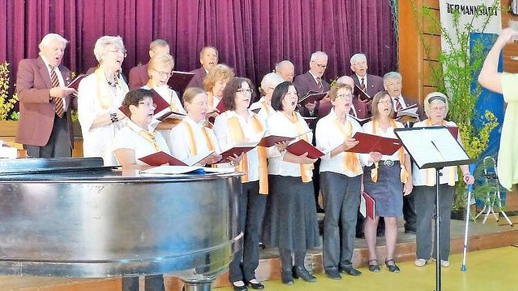 In Christiana Schelte (r.) hat der Gemischte Chor Egloffstein eine neue Chorleiterin gefunden.  Foto: privat