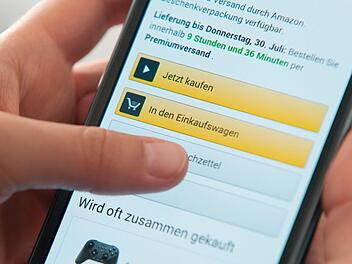 Wer Hände und Augen am Smartphone hat, ist meist nicht der sicherste Verkehrsteilnehmer. Foto: Karolin Krämer, dpa-Archiv