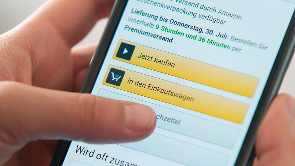 Wer Hände und Augen am Smartphone hat, ist meist nicht der sicherste Verkehrsteilnehmer. Foto: Karolin Krämer, dpa-Archiv
