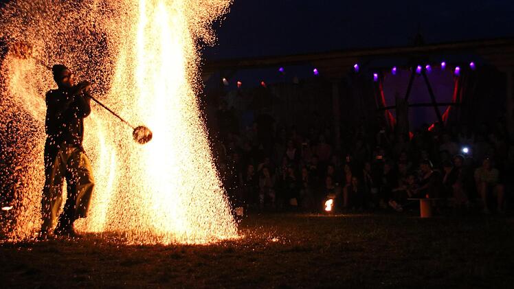 Bei Einbruch der Dunkelheit gab es bei der Klangtherapie 2017 in Scherleithen bei Plankenfels zweimal eine beeindruckende Feuershow.