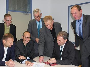 Sie wollen die Berufsschulen fit für die Zukunft machen. Im Bild von links, sitzend: MdL Jürgen Baumgärtner, die Landräte Christian Meißner (Lichtenfels) und Klaus Löffler (Kronach), stehend: Julian Fiedler (Lehrer BS Lichtenfels), Hans-Jürgen Lichy (Schulleiter BS Lichtenfels), Rudi Schirmer (Schulleiter BS Kronach) und Werner Zahner (Stellvertretender Schulleiter BS Kronach)Veronika Schadeck