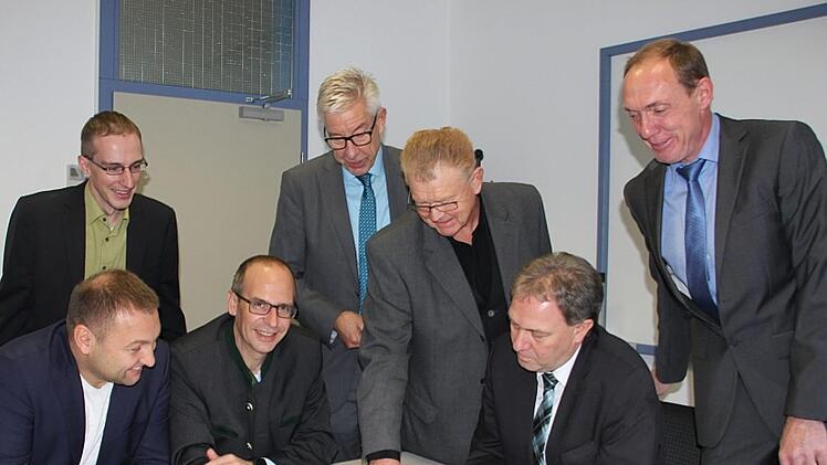 Sie wollen die Berufsschulen fit für die Zukunft machen. Im Bild von links, sitzend: MdL Jürgen Baumgärtner, die Landräte Christian Meißner (Lichtenfels) und Klaus Löffler (Kronach), stehend: Julian Fiedler (Lehrer BS Lichtenfels), Hans-Jürgen Lichy (Schulleiter BS Lichtenfels), Rudi Schirmer (Schulleiter BS Kronach) und Werner Zahner (Stellvertretender Schulleiter BS Kronach)Veronika Schadeck