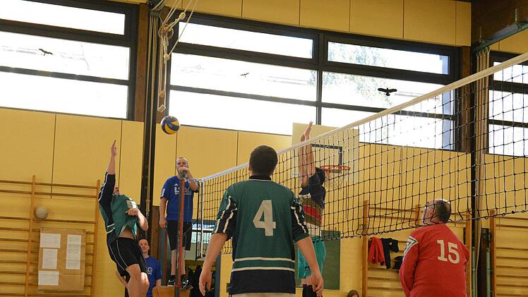Beim Volleyballturnier wurde ehrgeizig  gespielt. Jeder wollte den Wanderpokal gewinnen. Björn Hein