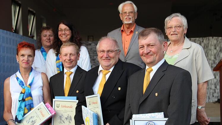 Die vier Sängerinnen und Sänger (vorne) Anita Angermann, Hans Herrmannsdörfer, Erwin Angermann und Hans Lauer wurden für 10 Jahre Singen geehrt. Hinter von rechts: Berthilde Zapf, Klaus Hoffmann und Erika Moritz