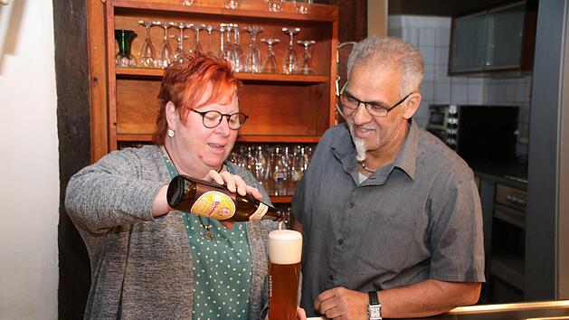 Gelernt ist gelernt: Janell Bel Mahdi schenkt schon mal ein Weizen ein. Zusammen mit Ehemann Hassan hat sie die Räume der Kultkneipe Bundtschu auf Vordermann gebracht. Am Freitag öffnet die Kultkneipe wieder ihre Türen. Thomas Malz