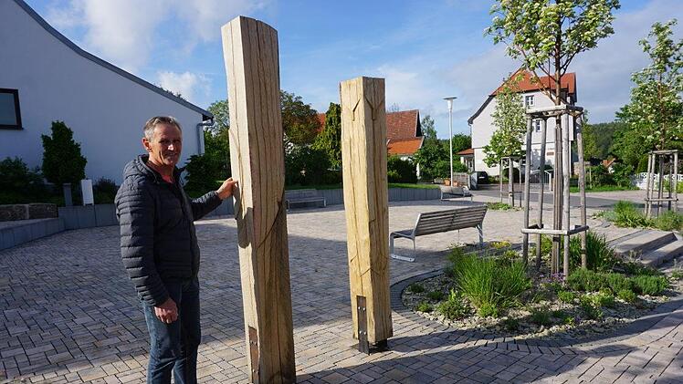 In Kooperation mit der Bischofsheimer Holzbildhauerschule wurden auf dem  Dorfplatz in Sandberg zwei Stelen aufgestellt. Der stellvertretende  Bürgermeister Claus Kleinhenz hatte die Idee zu dieser künstlerischen  Bereicherung des Dorfplatzes. Marion Eckert
