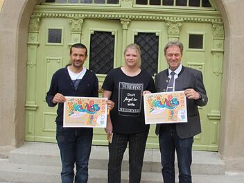 Von links: Andy Fischer, Lisa Gratzke und Landrat Klaus L&ouml;ffler stellen den Ferienpass vor.  Foto: Magdalena Kestel