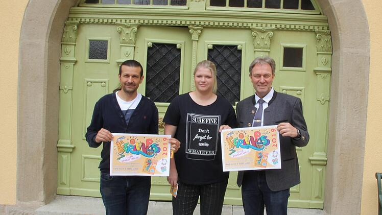 Von links: Andy Fischer, Lisa Gratzke und Landrat Klaus L&ouml;ffler stellen den Ferienpass vor.  Foto: Magdalena Kestel