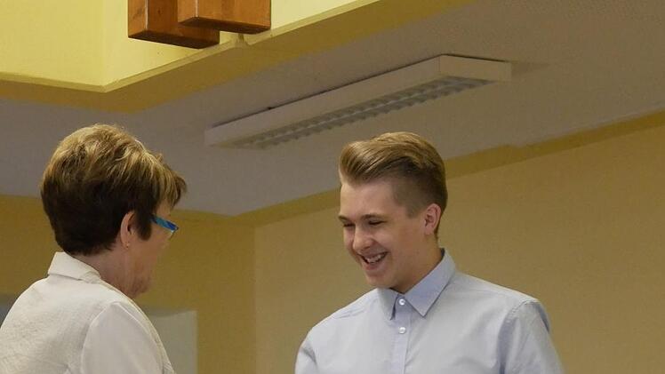 Bürgermeisterin Elke Protzmann überreichte dem Schulbesten  Patrick Schramm den Stiftungspreis und gratulierte im Namen der Stadt  Neustadt. Foto: Manja von Nida