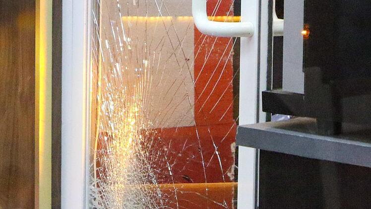 Unfall in N&uuml;rnberg: Ein Auto ist in der Nacht auf Dienstag in einen D&ouml;nerladen gefahren. Foto: NEWS5 / Friedrich