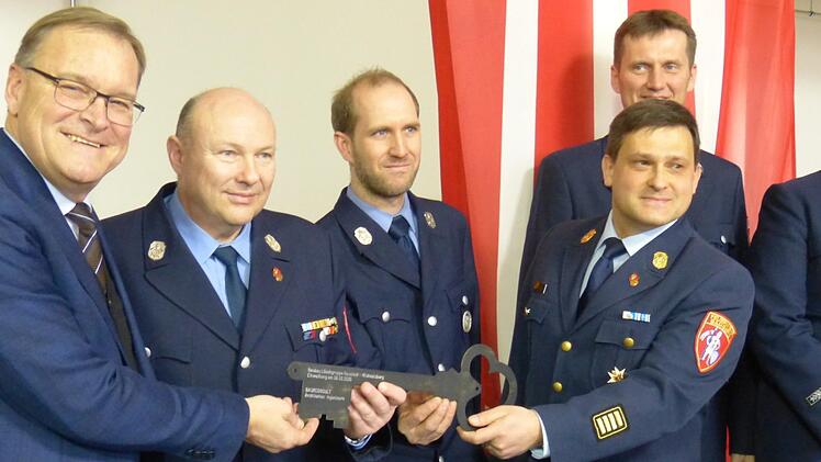 Bürgermeister und Kommandanten bei der Schlüsselübergabe