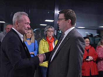 Frank Rebhan (SPD/links) und Wolfgang Rebhan (CSU/rechts) reichten sich nach den Wahlen im März die Hände. Eine konstruktive Zusammenarbeit, wie sie von beiden Parteien angestrebt wird, steht aber schon vor der konstituierenden Sitzung vor einer Zerreißprobe.  Foto: Archiv/Rainer Lutz