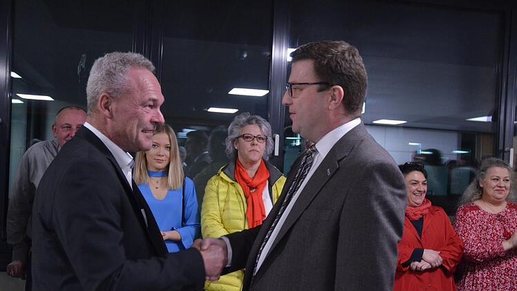 Frank Rebhan (SPD/links) und Wolfgang Rebhan (CSU/rechts) reichten sich nach den Wahlen im März die Hände. Eine konstruktive Zusammenarbeit, wie sie von beiden Parteien angestrebt wird, steht aber schon vor der konstituierenden Sitzung vor einer Zerreißprobe.  Foto: Archiv/Rainer Lutz