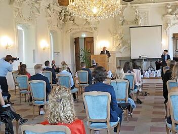 Im Kaisersaal: Helmut Fischer (hinten links am Pult) wünschte als stellvertretender Landrat den Studierenden alles Gute und vor allem Durchhaltevermögen. Foto: Monika Schütz