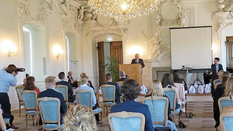 Im Kaisersaal: Helmut Fischer (hinten links am Pult) wünschte als stellvertretender Landrat den Studierenden alles Gute und vor allem Durchhaltevermögen. Foto: Monika Schütz