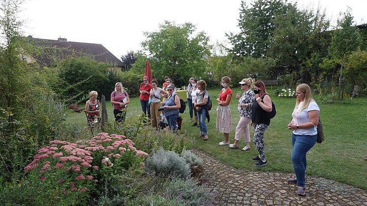 Die Studierenden informierten sich im Garten von Elisabeth Damm in Oberstreu über  die Aufgaben einer Gartenbäuerin. Foto: Marion Eckert