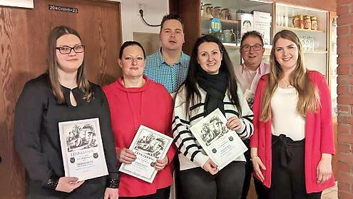 Die geehrten Musiker und die Vorsitzenden sind stolz auf die Treue zur Blaskapelle Zentbechhofen.