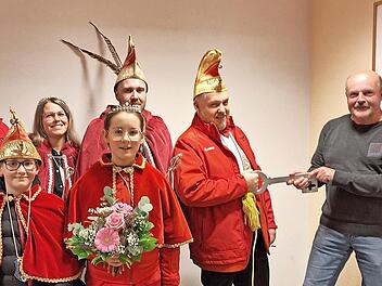 1. Vorsitzender der Faschingsfreunde Aura, Daniel Kaiser, das neue Prinzenpaar Sabrina I. und Thomas II., Sitzungspr&auml;sident Manuel Kolb sowie das Kinderprinzenpaar Melina I. und Marlon I. &uuml;bernehmen vom stellvertretenden B&uuml;rgermeister Martin Kais...