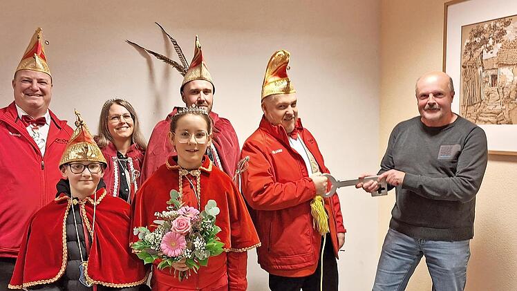 1. Vorsitzender der Faschingsfreunde Aura, Daniel Kaiser, das neue Prinzenpaar Sabrina I. und Thomas II., Sitzungspräsident Manuel Kolb sowie das Kinderprinzenpaar Melina I. und Marlon I. übernehmen vom stellvertretenden Bürgermeister Martin Kais...