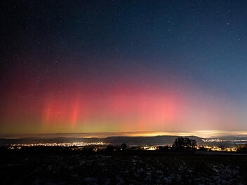 Eisige Polarlichter Nacht am Himmel &uuml;ber Bayern