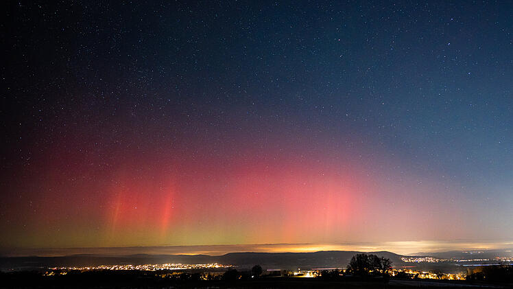 Eisige Polarlichter Nacht am Himmel &uuml;ber Bayern