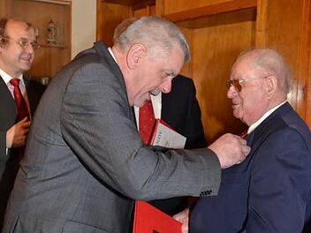 Der 88-jährige Erwin Rauh wird für 65-jährige Treue zur SPD geehrt. Von links Landrat Oswald Marr, Norbert Tessmer, Ralf Pohl, Hans Simon und Erwin Rauh.