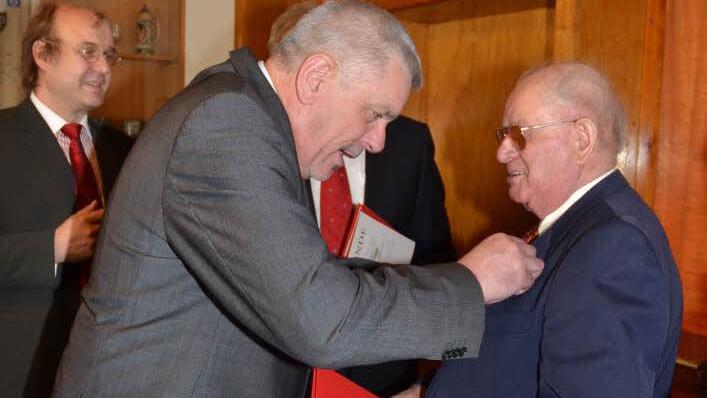 Der 88-jährige Erwin Rauh wird für 65-jährige Treue zur SPD geehrt. Von links Landrat Oswald Marr, Norbert Tessmer, Ralf Pohl, Hans Simon und Erwin Rauh.