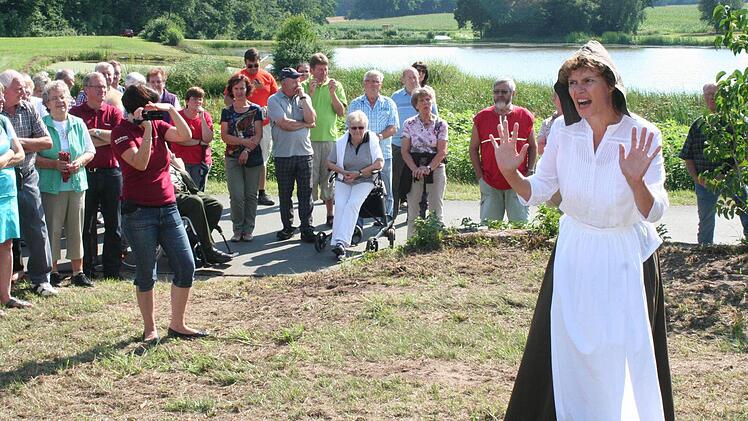 Vor der Kulisse des Weihers spielt Birgit Stach die Frau des Kieferndorfer Bauern Georg, dem der Spuk schwer zu schaffen macht.