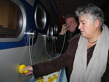 Per Ente zu Information: Petra Hirschmann und Johannes Schmittnägel probieren die Navigation der Ausstellung aus. Fotos: Ulrike Müller