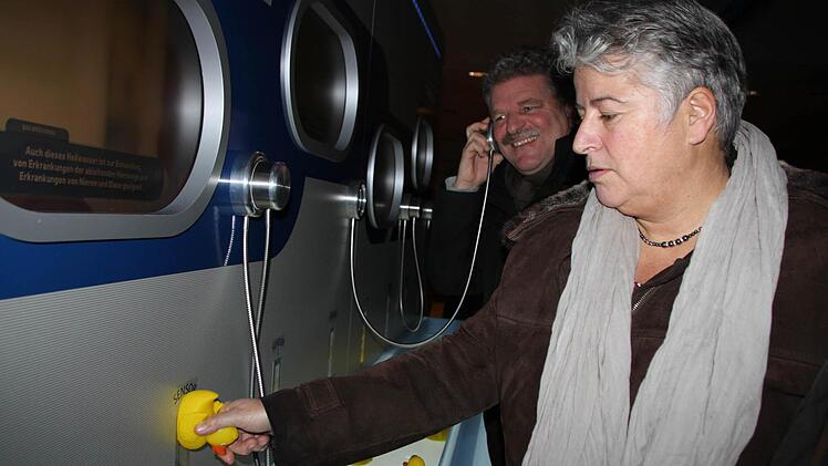 Per Ente zu Information: Petra Hirschmann und Johannes Schmittnägel probieren die Navigation der Ausstellung aus. Fotos: Ulrike Müller