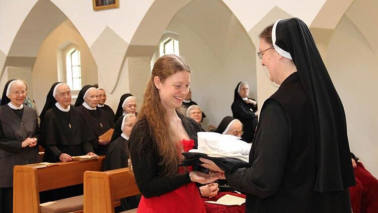 Bei der Noviziatsaufnahme am Ostermontag bekam Karolin Kress ihre Ordenskleidung und die Lebensregeln überreicht. Foto: Michaela Meusel