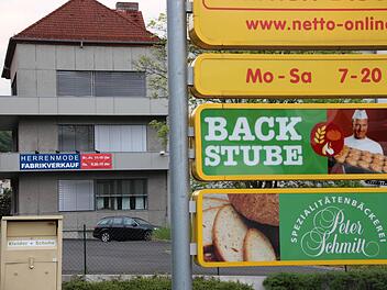 Aus Ferkinghoff wird Supermarkt. Die Fabrik soll einem Rewe-Markt weichen, der bis heute laufende Fabrikverkauf müsste umziehen.  Fotos: Benedikt Borst