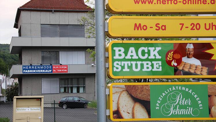 Aus Ferkinghoff wird Supermarkt. Die Fabrik soll einem Rewe-Markt weichen, der bis heute laufende Fabrikverkauf müsste umziehen.  Fotos: Benedikt Borst