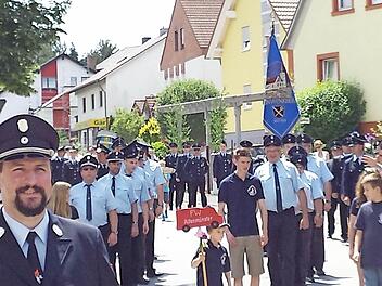 Der Festzug der Feuerwehr war einer der Höhepunkte beim Fest der Freiwilligen Feuerwehr Maßbach anlässlich ihres 150-jährigen Bestehens. Insgesamt 41 Gruppen beteiligten sich am Zug. Foto: Daniel Wiener