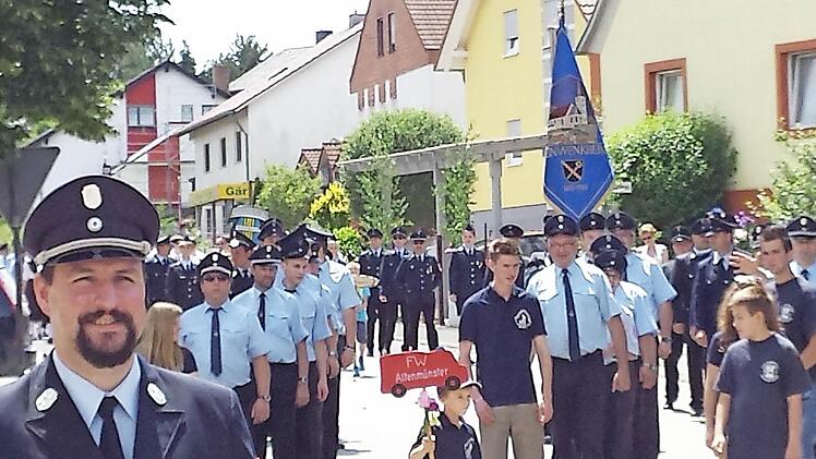 Der Festzug der Feuerwehr war einer der Höhepunkte beim Fest der Freiwilligen Feuerwehr Maßbach anlässlich ihres 150-jährigen Bestehens. Insgesamt 41 Gruppen beteiligten sich am Zug. Foto: Daniel Wiener
