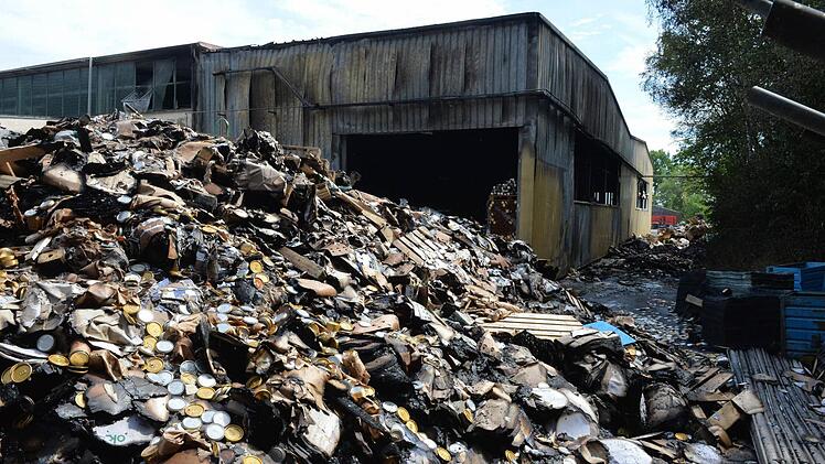 Was vom Verpackungsmaterial übrig ist, lag am Tag nach dem Brand im Betriebshof.Foto: Ronald Rinklef