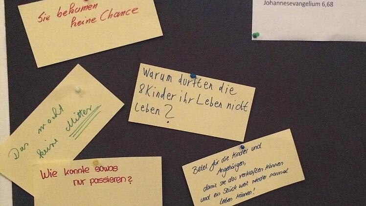 An der Pinnwand hängen am Sonntag schon einige Zettel, die Unverständnis und Trauer ausdrücken.