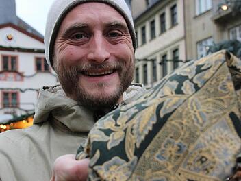 Auf Familienbesuch in Bad Kissingen: Jochen Müller zeigt einen Sarong. Der bunte Stoff ist ein traditionelles Kleidungsstück auf Bali.  Foto: B. Borst