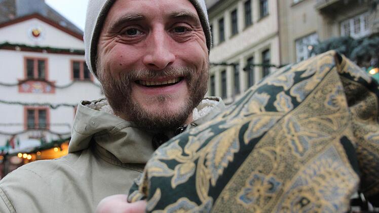 Auf Familienbesuch in Bad Kissingen: Jochen Müller zeigt einen Sarong. Der bunte Stoff ist ein traditionelles Kleidungsstück auf Bali.  Foto: B. Borst