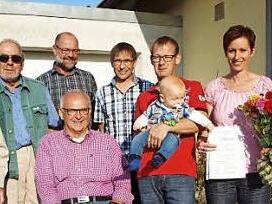 Das Georgen-Komitee mit Georg Vogel jr., Georg Köstner, Georg Donath, Georg Kronecker (stehend von links), Georg Meißner (sitzend) und Georg Lohneis (rechts) freuten sich, dass Anja Müller und Dirk Schnapp ihren Sohn auf den Namen Georg taufen ließen. Foto: Alfred Thieret